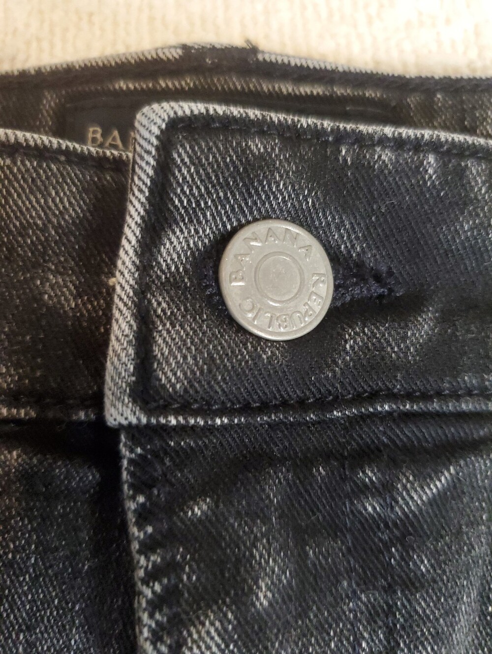Banana Republic Black Wash Denim Mini Skirt Women's Size 6 Frayed Hem - Picture 6 of 6